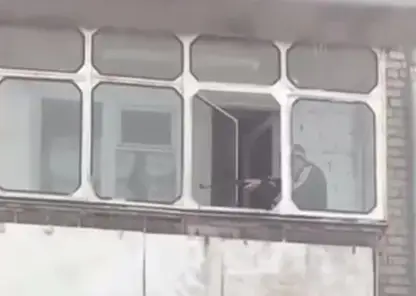 Мужчина с винтовкой открыл огонь с балкона на глазах у школьников под Новосибирском