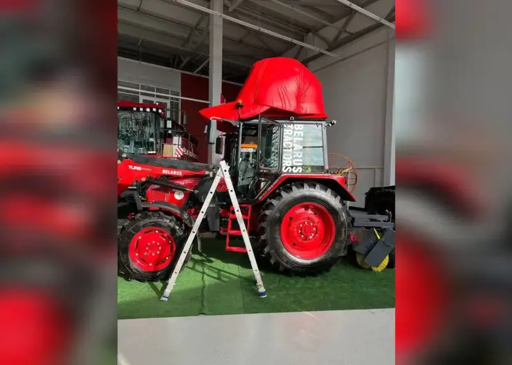 Мастера из Омска создали двухметровую кепку