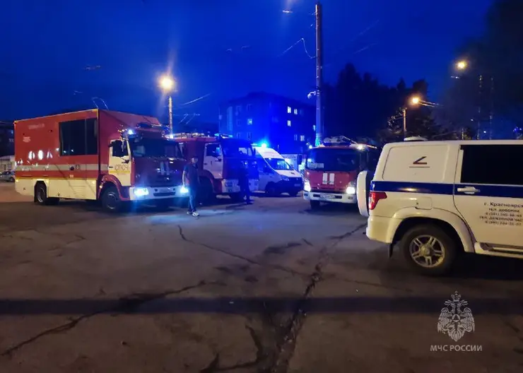 В Красноярске загорелась кровля жилого дома