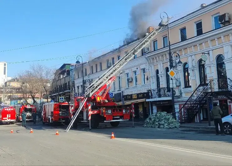 Сильный пожар произошел в здании в центре Владивостока
