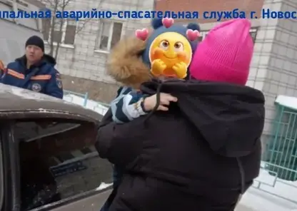 В Новосибирске годовалый ребенок забаррикадировался в машине. Пришлось вызывать спасателей