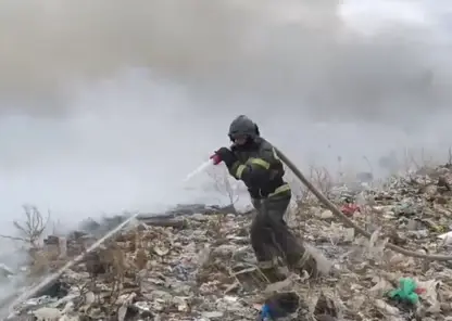 В Чите полыхает огромный мусорный полигон площадью 2000 кв. м.