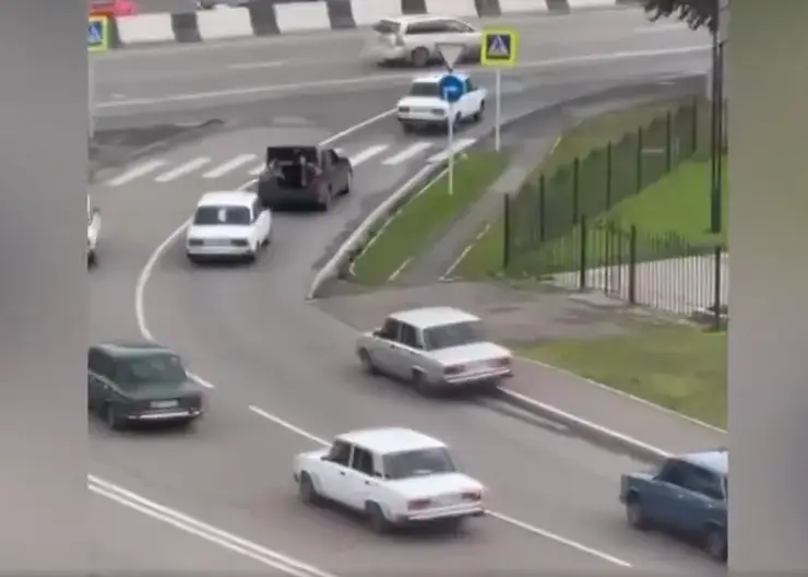 В Красноярске заметили колонну тонированных автомобилей