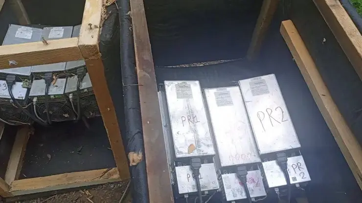 Более 20 единиц незаконного майнингового оборудования обнаружили силовики в лесополосе Иркутска