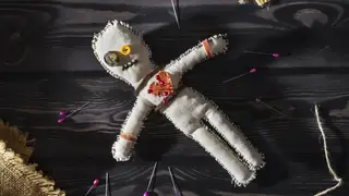 Шокирующая находка в Приморье: работники морга вшили в труп куклу вуду, чтобы провести обряд