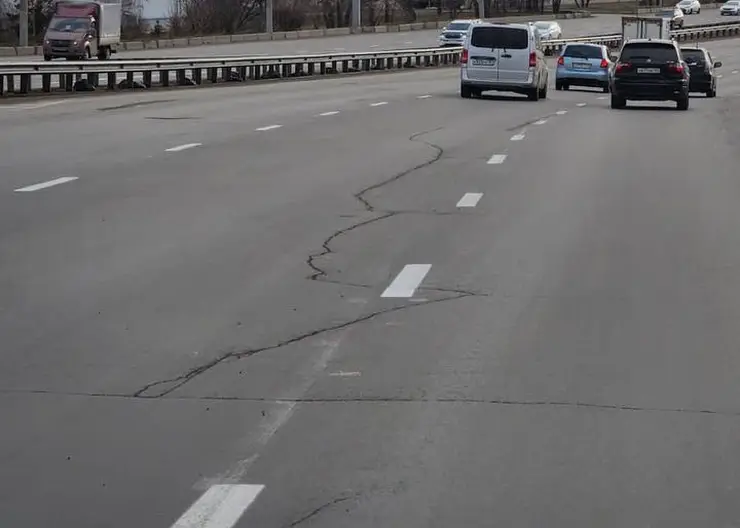 В Красноярске на Октябрьском мосту была обновлена дорожная разметка