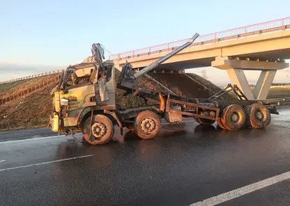 Грузовик с поднятым кузовом протаранил мост под Новосибирском - фото с места