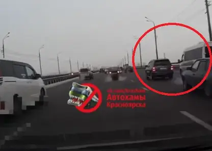 В Красноярске автохам резко тормозил перед спецмашиной для перевозки лежачих