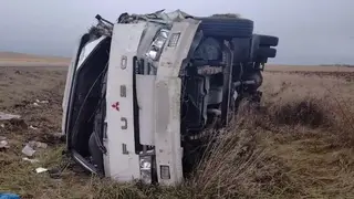 Пенсионер на грузовике улетел в кювет на трассе в Хакасии в направлении Красноярска