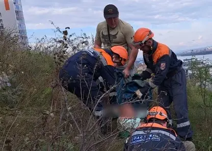 В Красноярске мужчина упал со склона смотровой площадки