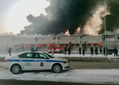 В Красноярске ограничили движение транспорта из-за горящего склада на ул. Свердловская