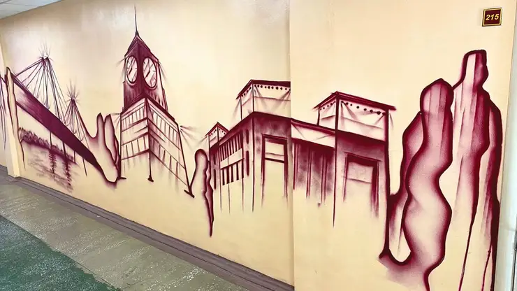 В Красноярске дворник украсил рисунками школьные стены