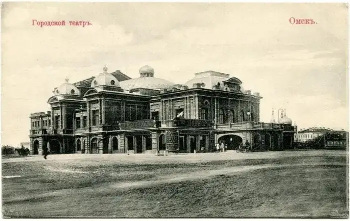 Здание театра до 1917 г. и в 1932 г. Фото: Санкт-Петербургский государственный музей театрального и музыкального искусства, Омский музей театрального искусства (goskatalog.ru)