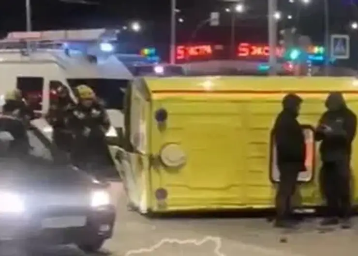 Скорая со срочным пациентом перевернулась в Кемерове