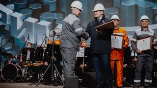 КрАЗ выплавил юбилейный слиток, посвященный 60-летию завода