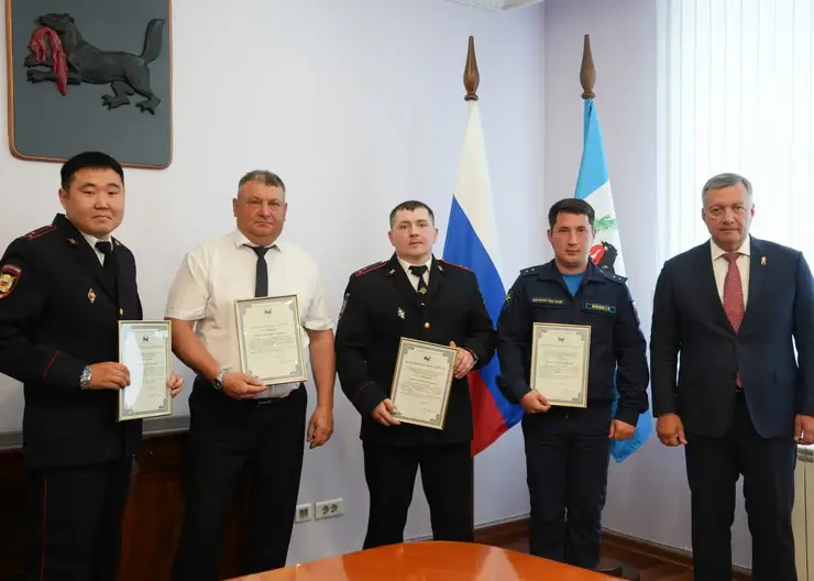 Губернатор Иркутской области наградил мужчин, который сбивали камнями вражеские дроны