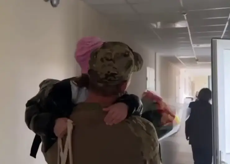 Боец СВО с позывным «Оборотень» устроил сюрприз для дочери в красноярской школе