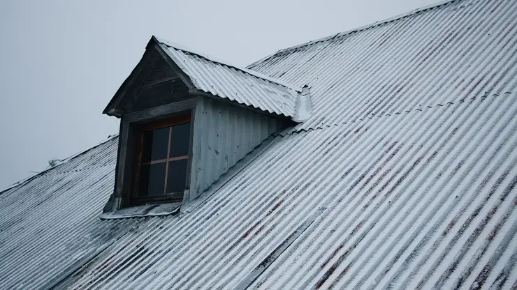 В Чите погиб рабочий, он упал с крыши во время уборки: СК проводит проверку