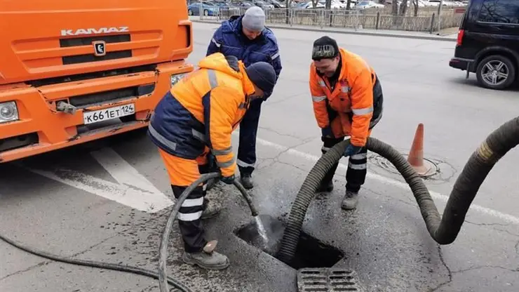 В Красноярске начали прочищать ливневые канализации