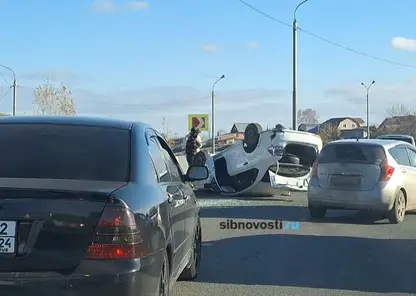 На въезде в Солнечный машина перевернулась на скользкой дороге