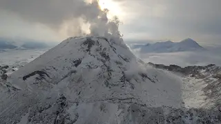 Вулкан Безымянный начал извергаться на Камчатке