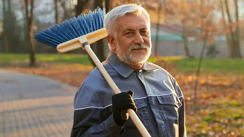 В Красноярском крае острая нехватка желающих работать дворниками