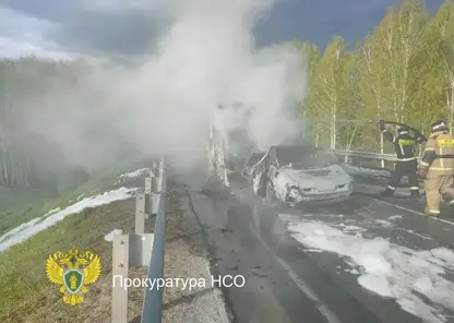 Трассу под Новосибирском частично перекрыли из-за смертельного ДТП с возгоранием