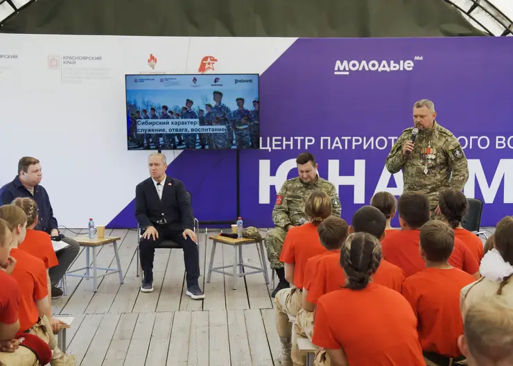 Герой России Олег Ликонцев встретился с красноярскими юнармейцами