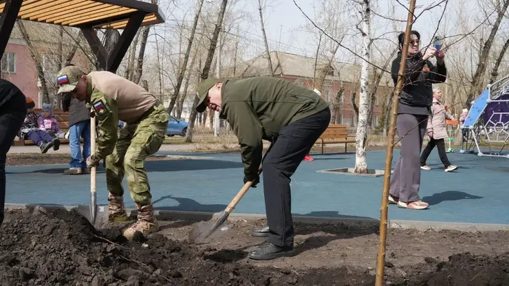 В Красноярске на субботник собрали 800 мешков мусора на Татышев-парке