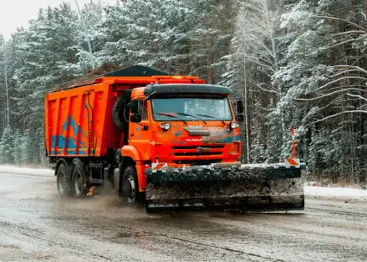 Из-за снегопада на трассах Красноярского края образовался снежный накат