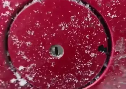 Волонтер-поисковик чуть не умерла от холода на трассе под Красноярском: неизвестные слили бензин из ее машины