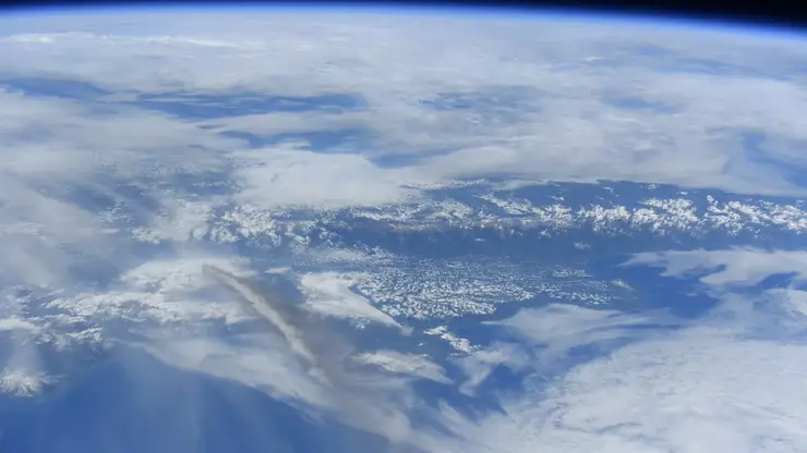 Красноярский космонавт Кирилл Песков показал извержение вулкана с МКС