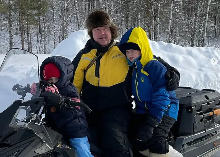 Губернатор Красноярского края с внуками съездил на рыбалку