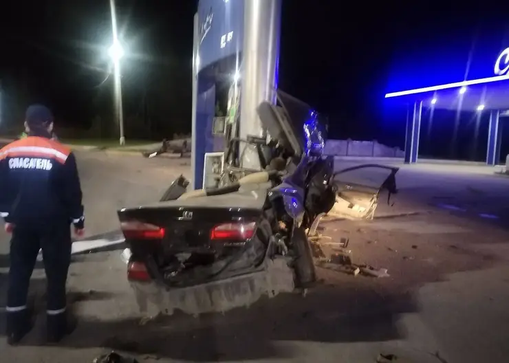 В Красноярском крае мужчина погиб в ДТП, врезавшись в автозаправочную колонку