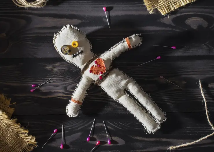 Шокирующая находка в Приморье: работники морга вшили в труп куклу вуду, чтобы провести обряд