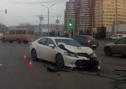 В Красноярске в ДТП пострадала сотрудница скорой помощи