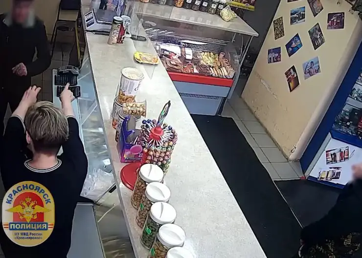 В Красноярске мужчины похитили из магазина деньги и арахис