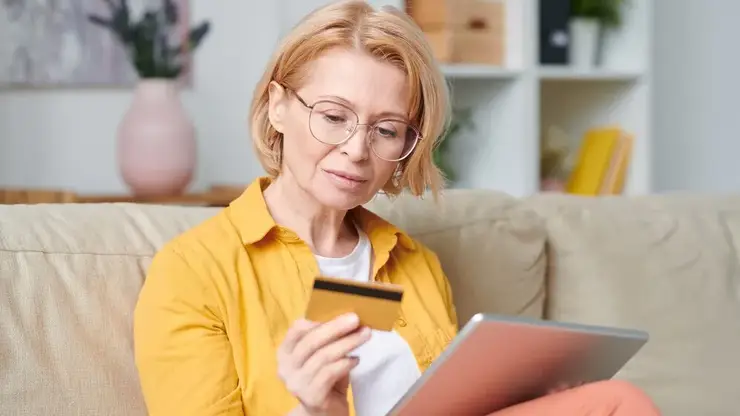 Часть льготных выплат переведут красноярцам досрочно из-за майских праздников