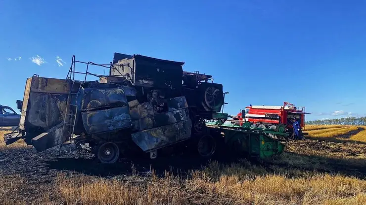 Комбайн «Дон-1500» загорелся в поле в Шарыповском округе