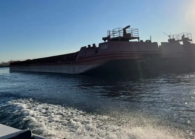 Двух рыбаков спасли на Енисее после того, как у них перевернулась лодка