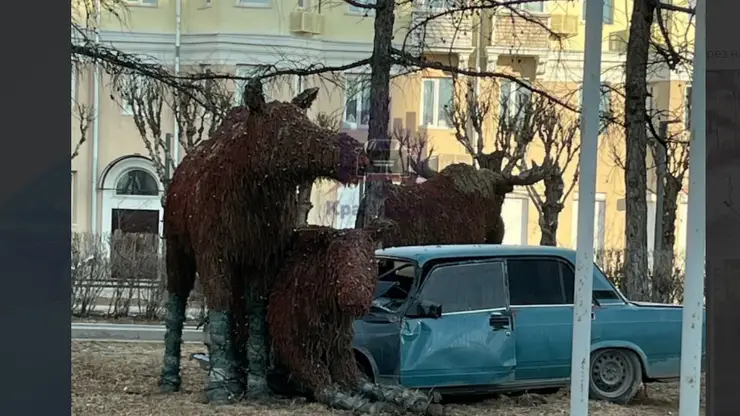 В Красноярске водитель «Жигулей» въехал в фигуру лося на Красрабе