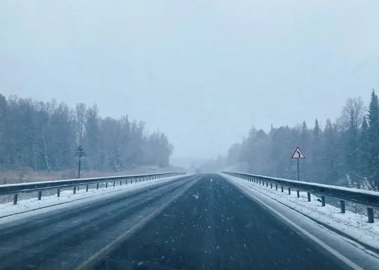 В Красноярском крае замело сразу несколько трасс