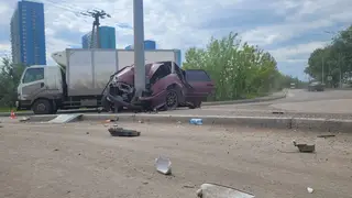 Не пристегнутый водитель ВАЗа влетел в столб в Красноярске: погиб пассажир