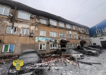 Часть административного здания в Новосибирске рухнула на припаркованные рядом машины