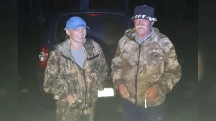 В Красноярском крае полицейские и волонтёры нашли в лесу заблудившихся грибников