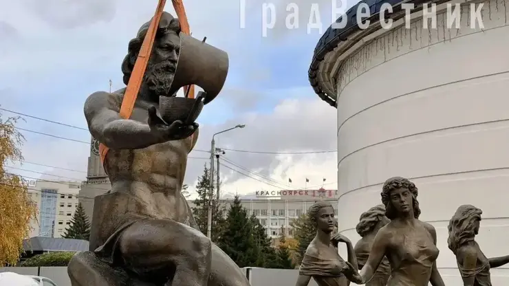 Скульптуры «Реки Сибири» вернулись на Театральную площадь после реставрации в центре Красноярске