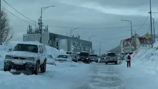Снежный коллапс на Камчатке: для перевозки людей задействовали автозаки и правительственный транспорт
