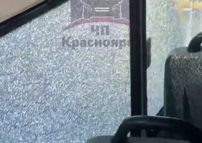 Неизвестные обстреляли окна автобуса в Красноярске: полиция ищет виновных
