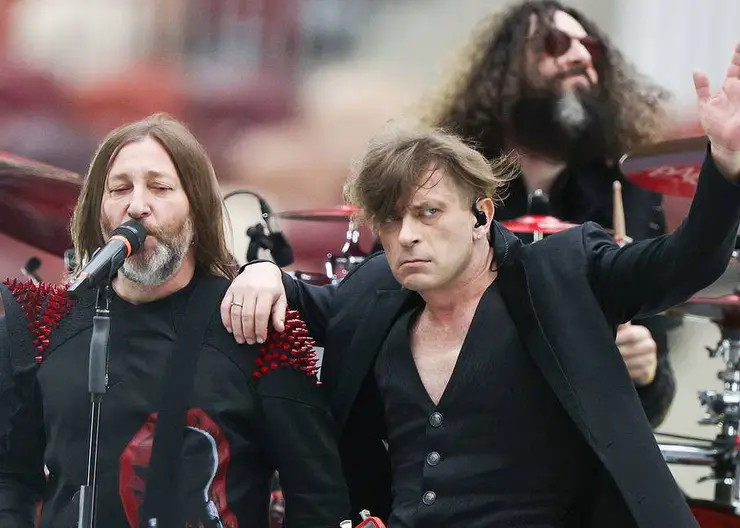 Группа «Би-2» отменила концерт в Омске из-за патриотического баннера