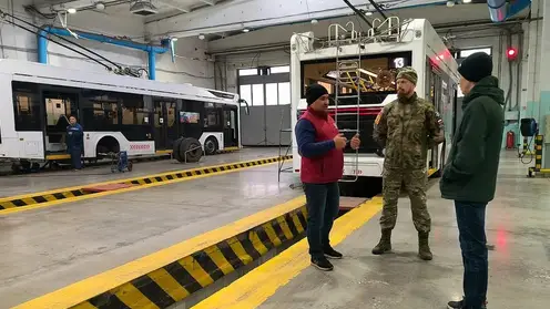 Участник программы «Сибирский характер» Роман Саютин изучает работу красноярского электротранспорта